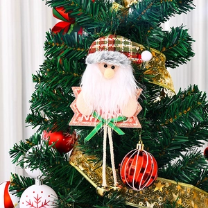Weihnachtsmann-Plüschfigur mit Karohut und goldener Glocke am geschmückten Weihnachtsbaum