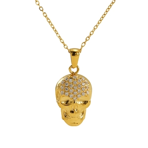 Vue détaillée d'un pendentif crâne doré serti de zircons blancs sur le front