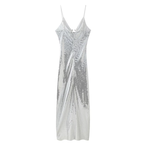 Dettaglio dell'abito midi bianco con paillettes, scollo a V e design traforato sul petto