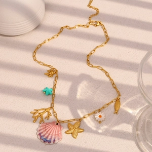Détail du collier trombone plaqué or 18 carats avec coquillage rose et étoiles de mer