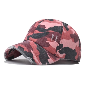 Vue latérale de la casquette queue de cheval camouflage rose avec détails usés