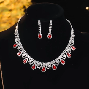 Parure de bijoux luxueuse avec collier et boucles d'oreilles en pierres rouges en gouttes