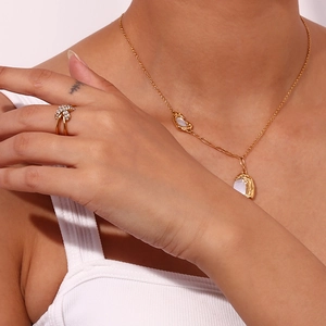 Nahaufnahme eines 18K vergoldeten X-Rings mit Mikrokristallen an der Hand eines Modells