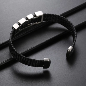 Détail d'un bracelet tressé pour homme avec boucles décoratives en forme d'étoile