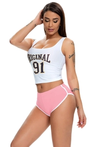 Detail von weißem Crop-Top mit 'ORIGINAL 91' Aufdruck und rosa elastischen Sportshorts