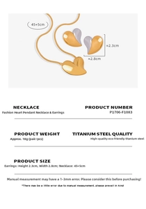 Gros plan sur l'ensemble collier et boucles d'oreilles cœur bicolore en acier titane