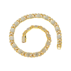 Détails de la chaîne cubaine plaquée or avec maillons en forme de cœur sertis de diamants