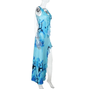 Vue détaillée de la robe florale bleu clair avec décolleté en V et ourlet volanté