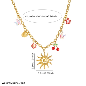 Collier en acier doré avec breloques émaillées soleil, cerise, étoile de mer et fleurs