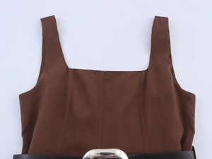 Détail du haut marron à encolure carrée avec une ceinture assortie à boucle métallique