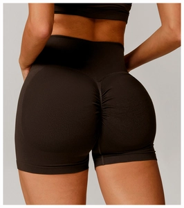 Detailansicht der nahtlosen Scrunch-Butt-Yoga-Shorts mit hoher Taille in Dunkelbraun