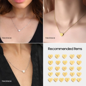 Vista detallada de colgantes de corazón con iniciales doradas para joyería DIY personalizada