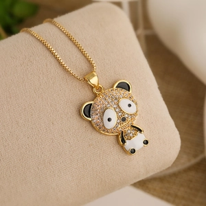 Collier pendentif panda mignon plaqué or avec perles et zircon sur coussin à bijoux