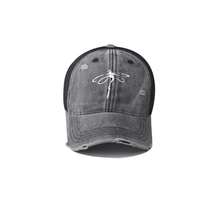 Dettaglio del cappello trucker vintage con stampa di libellula e visiera usurata