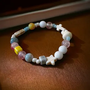 Bracelet en perles macaron pastel avec pierres œil de chat et breloques pour femme