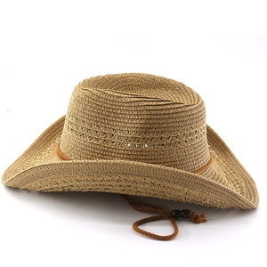 Détail d'un chapeau de cowboy en paille avec cordon marron et perles en bois rétro