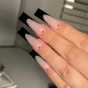 Lange Sargnägel in Nude-Rosa und schwarzen Spitzen mit Silberglitzer und Strassstein
