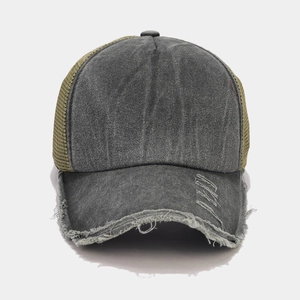 Vista dettagliata del cappellino trucker grigio in cotone e rete verde oliva vintage