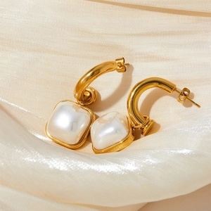 Boucles d'oreilles minimalistes en acier inoxydable doré et perle carrée sur soie champagne