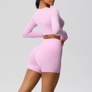 Detail van babyroze yoga shorts met hoge taille en zijzak voor professionele training