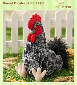 Peluche di gallo realistico da 27 cm con motivi in bianco e nero in scena rurale