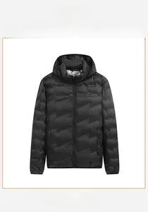 Detail der schwarzen Graphen-Jacke für Herren mit horizontaler Wellensteppung und Bündchen