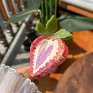 Pince à cheveux fraise en acétate rose marbré avec détails pailletés et feuilles vertes