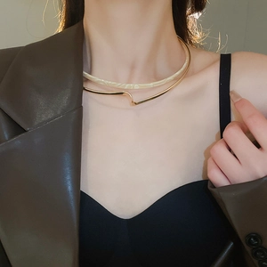 Detail view of double-layered choker with marbled resin and twisted gold metal rings