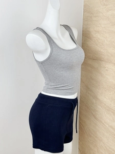 Detailansicht eines grauen gerippten Tanktops mit quadratischem Ausschnitt auf Torso