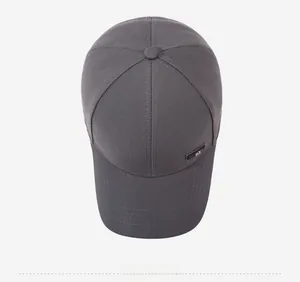 Vista superior de gorra gris oscuro con estructura de sarga de algodón de seis paneles
