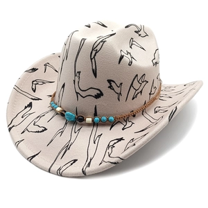 Cowboyhut in Cremeweiß mit schwarzen Vogelprints und Ethno-Perlenband aus Türkis