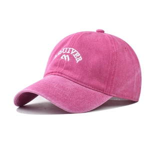 Broderie détaillée du texte QUIVER sur casquette en coton lavé rose vintage