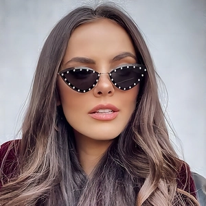 Lunettes de soleil œil de chat sans monture avec rivets et détails en métal doré