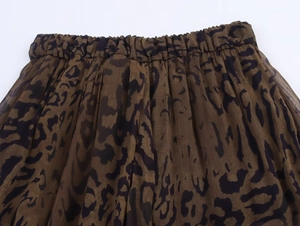 Dettaglio dei pantaloni a lanterna con stampa leopardata e vita elastica morbida