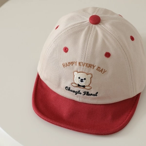 Casquette de baseball bébé avec broderie d'ours et visière rouge contrastée beige