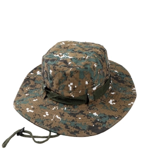 Detail eines digitalen Camouflage-Boonie-Huts mit Metallösen und verstellbarem Kinnriemen