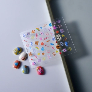 Détail de stickers à ongles 5D en relief avec motifs mignons d'ours colorés et arcs-en-ciel
