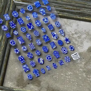 Stickers ongles style porcelaine bleue et blanche ta-069 présentés sous un angle de 45°