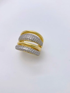 Dettaglio anello placcato oro 18k e argento con zirconi cubici su sfondo bianco