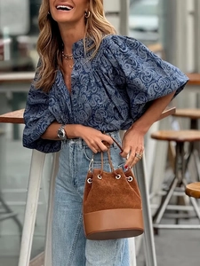 Elegante camicetta blu navy con stampa paisley e maniche a palloncino con jeans a vita alta