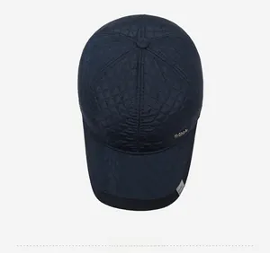 Draufsicht auf gesteppte Winter-Baseballkappe mit Rautenstickerei und Sportmode-Label