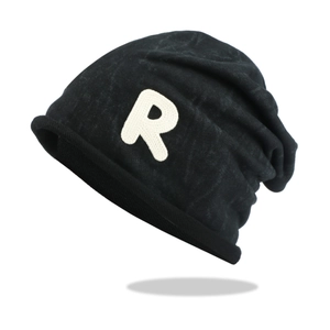 Bonnet en maille noire avec écusson R blanc et bord roulé pour un style décontracté