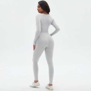 Vue arrière de l'ensemble de yoga gris sans couture avec legging taille haute et crop top