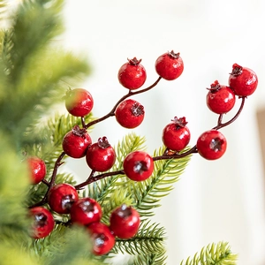 Gambi di bacche rosse artificiali con aghi di pino per decorazioni natalizie festive