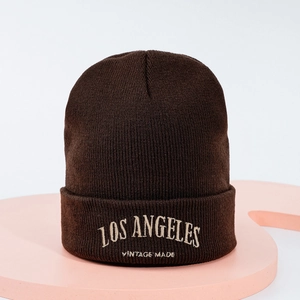 Gros plan de la broderie Los Angeles sur un bonnet en maille côtelée marron