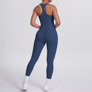 Ensemble de sport bleu foncé avec haut dos nageur et legging, vue arrière à 45 degrés