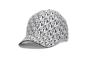 Vue détaillée d'une casquette de baseball avec motif de lettres abstraites imprimées