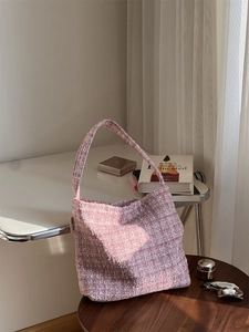 Détail du sac cabas en tweed rose et blanc avec étiquette Simple Wish sur tabouret