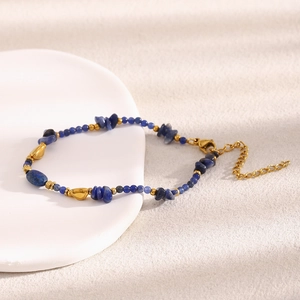 Dettaglio di un bracciale in acciaio inossidabile placcato oro 18K con perle di lapislazzuli