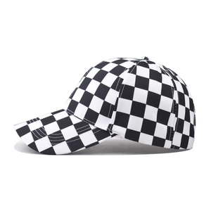 Gorra de béisbol clásica con diseño de cuadros blancos y negros y visera curvada